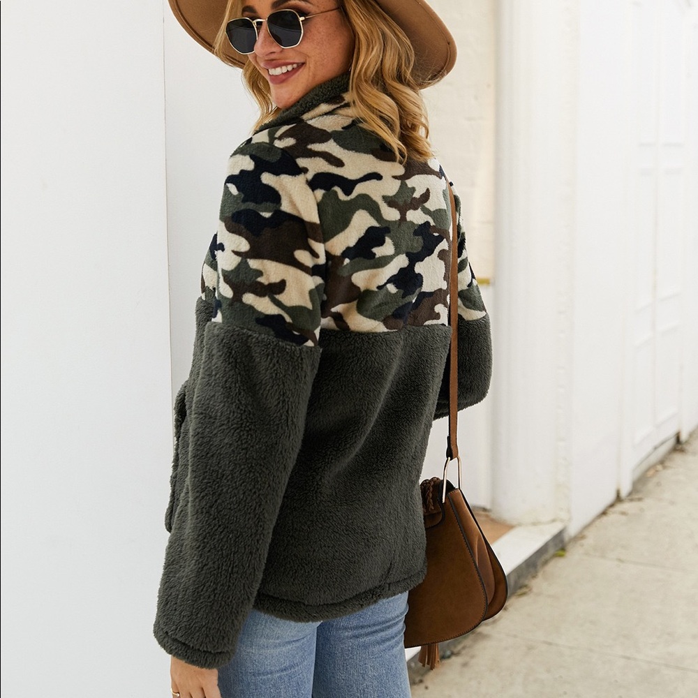 ♦️🆕 Animal Print Furry Zipper Sweater Olive - Picture 5 of 7